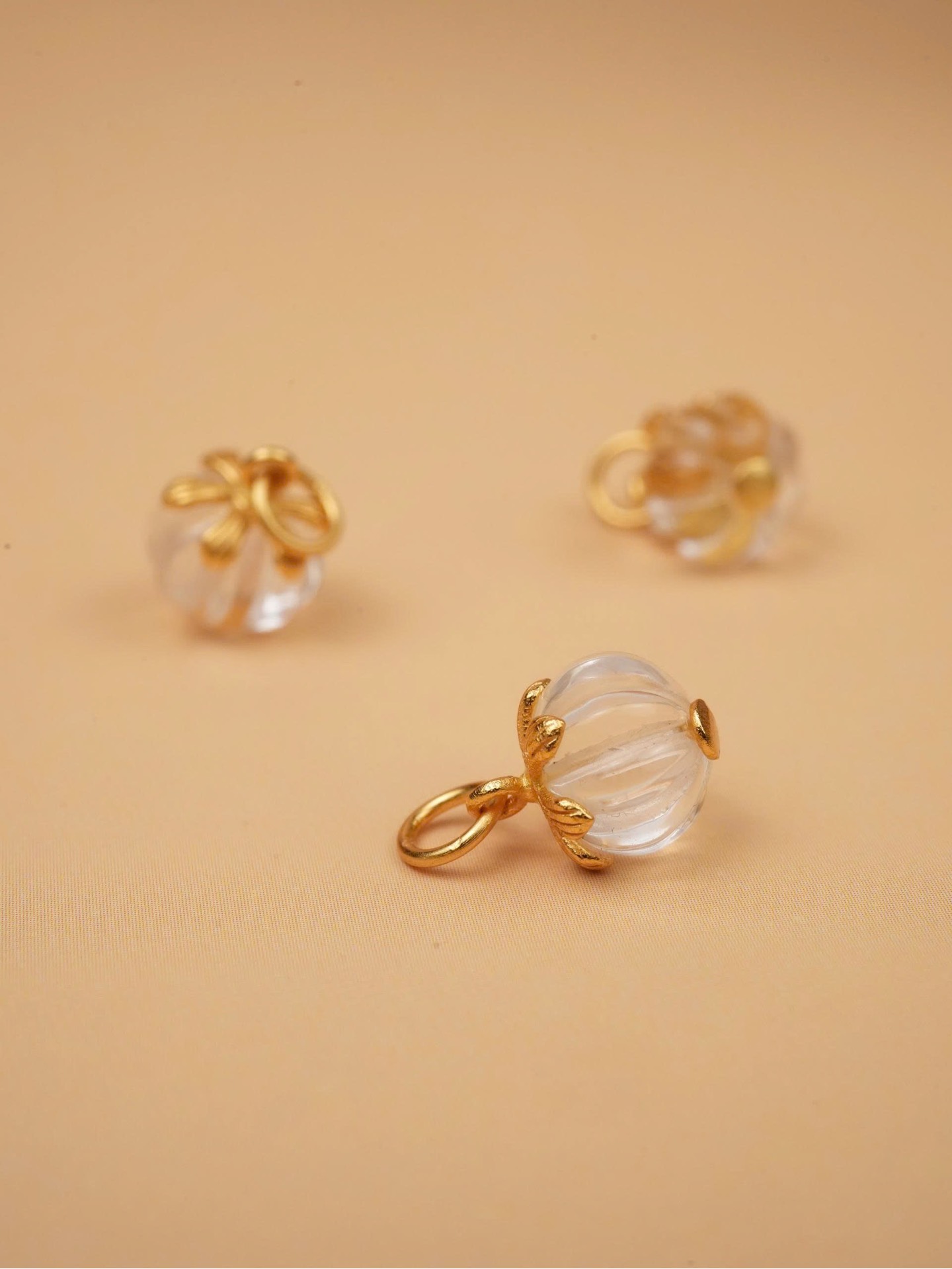 Charm bí ngô thạch anh trắng chốt bạc mạ vàng