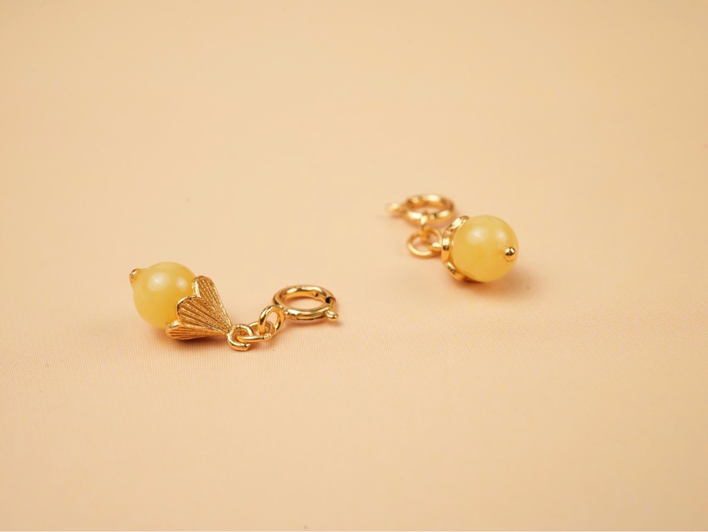 Charm hổ phách chốt bạc mạ vàng