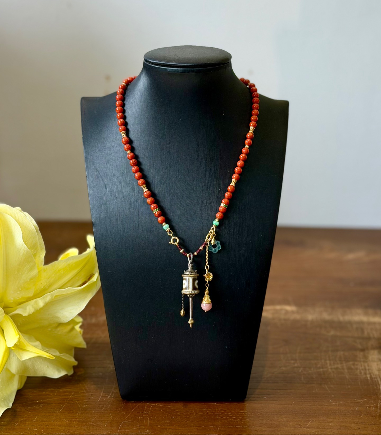 Vòng thiết mã não nam hồng mix charm