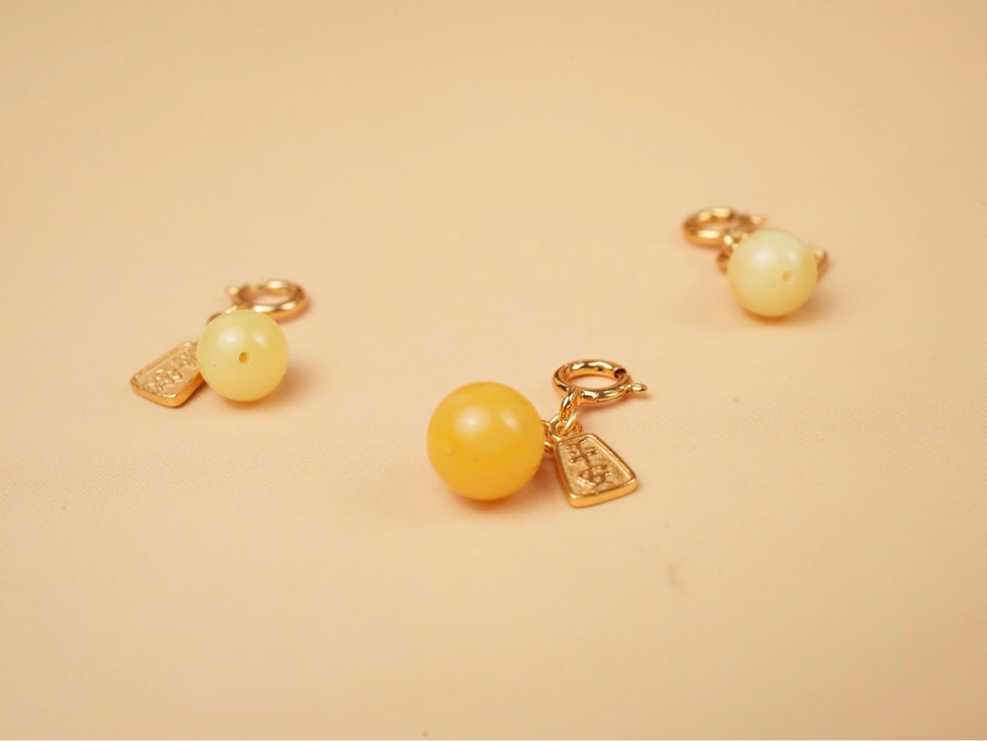 Charm hổ phách chốt bạc mạ vàng chữ bình an
