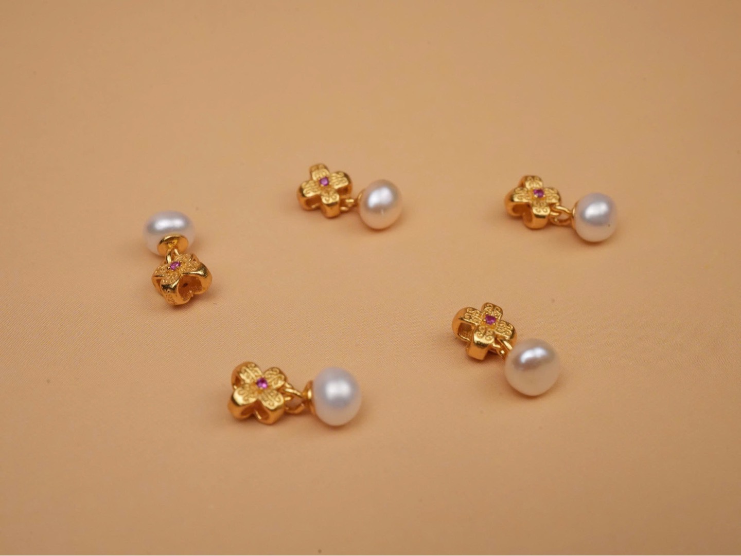 Charm ngọc trai chốt cỏ 4 lá bạc mạ vàng