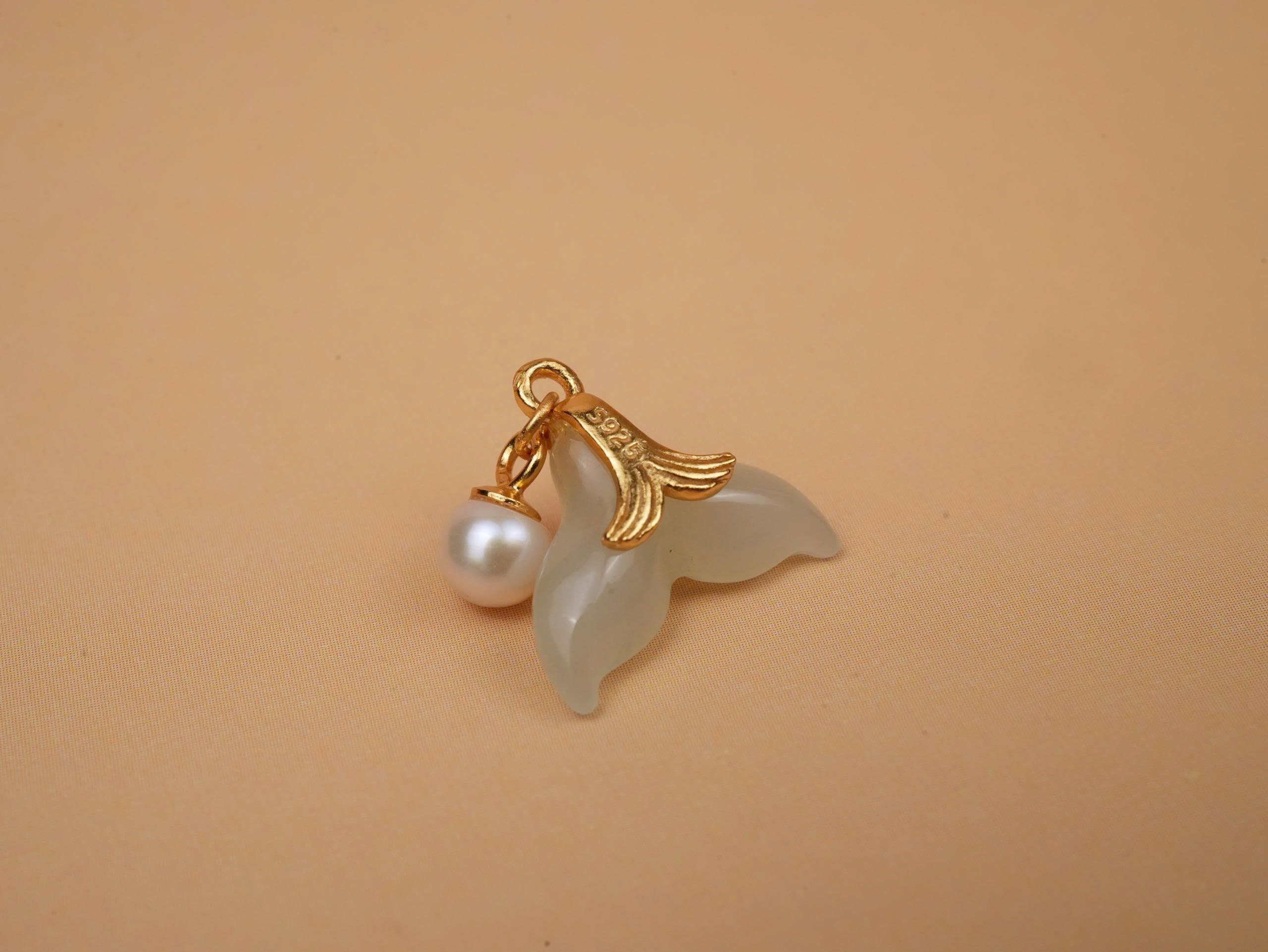 Charm đuôi cá ngọc hoà điền+ ngọc trai