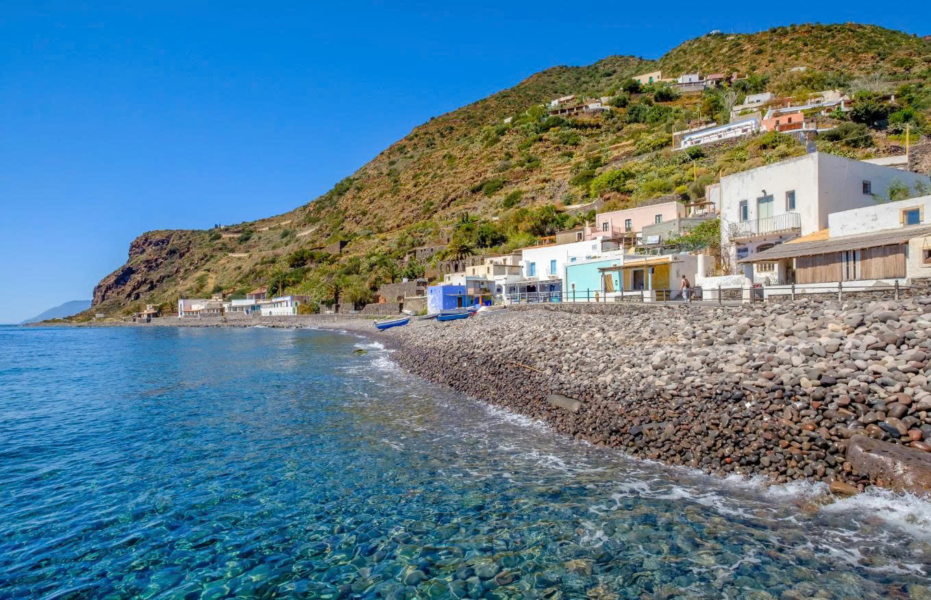 Alicudi: Hòn Đảo Yên Bình Trong Vòng Tay Biển Tyrrhenia