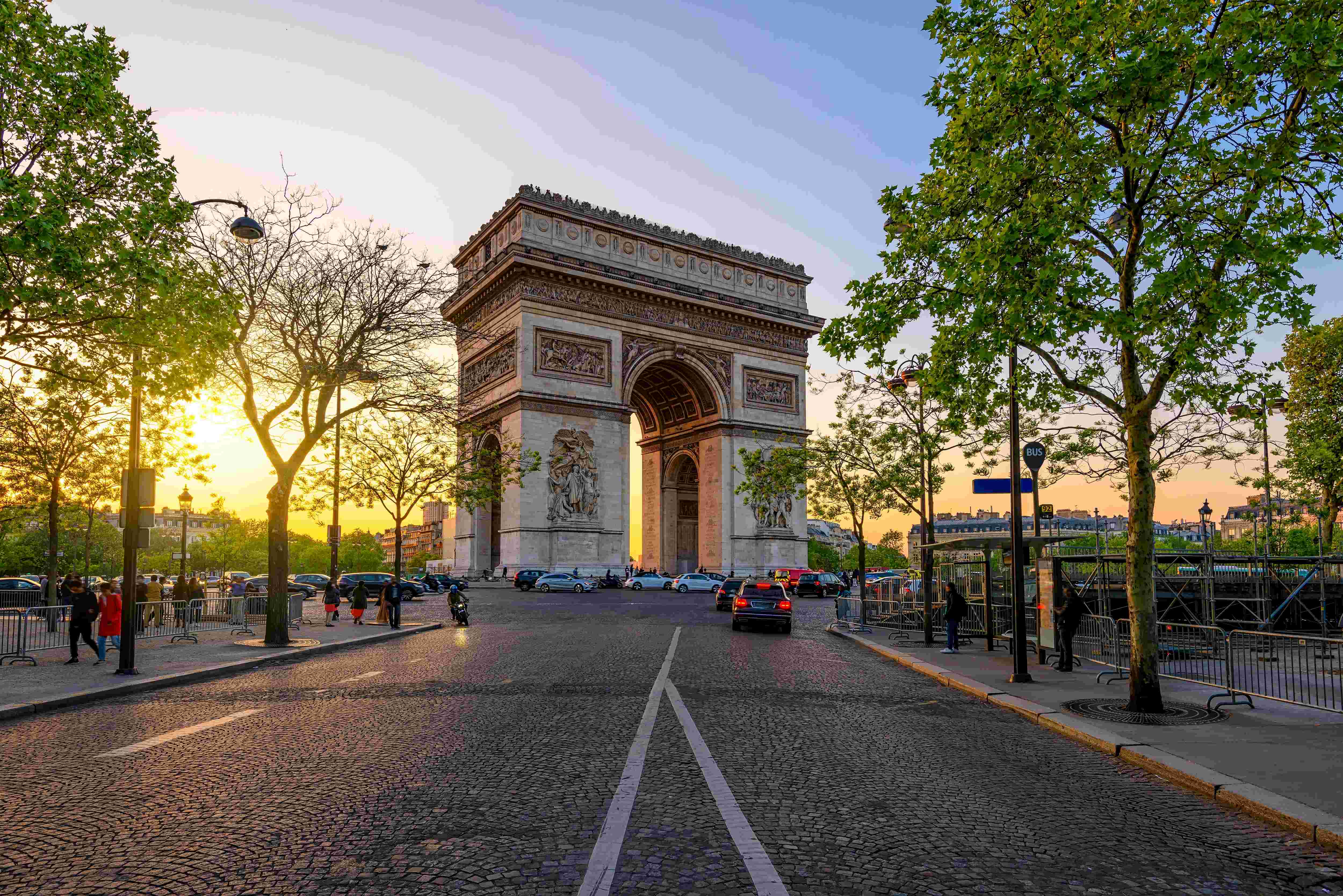 Khám phá Cung điện Arc de Triomphe – Biểu tượng kiến trúc vĩ đại tại Quảng trường Charles de Gaulle