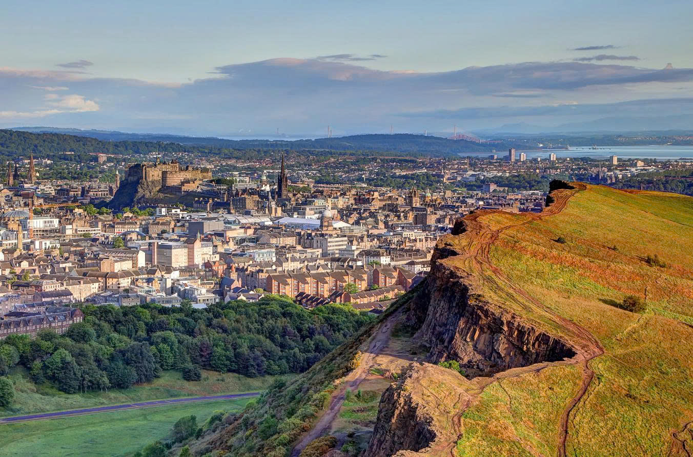 Đỉnh Arthur: Ngọn núi Huyền Bí và Tượng Đài Lịch Sử ở Edinburgh