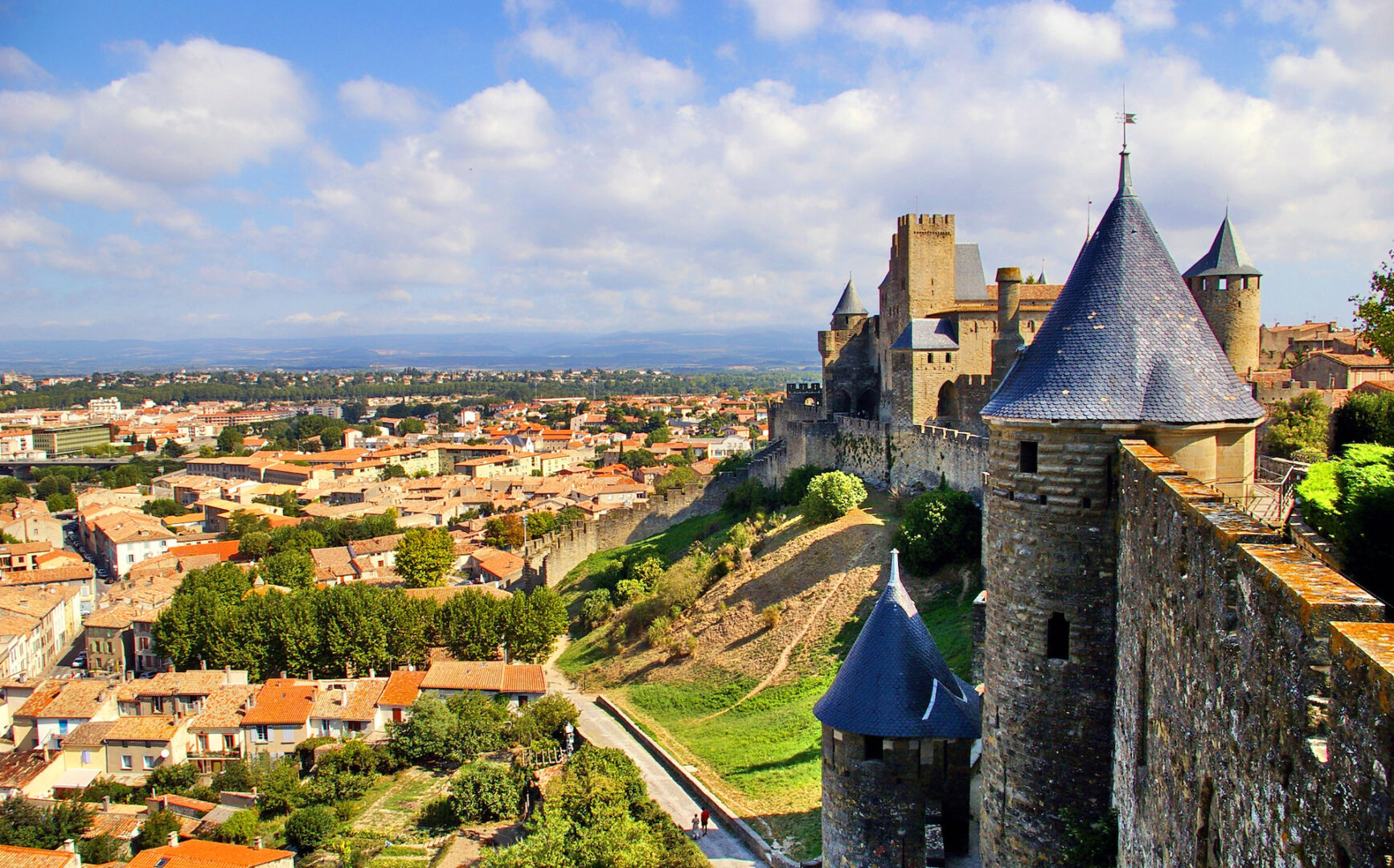 Tòa lâu đài và sự huyền bí của Carcassonne: Khám phá Di sản Thế giới của Pháp