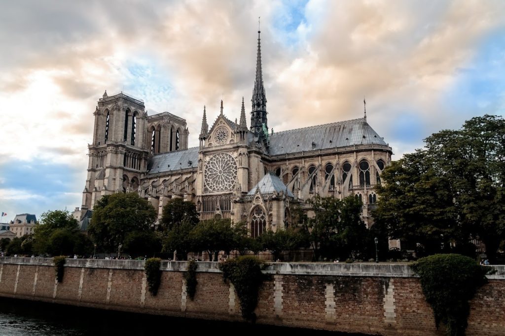 Phép Màu Kiến Trúc: Sự Quyến Rũ của Cathédrale Notre-Dame de Paris