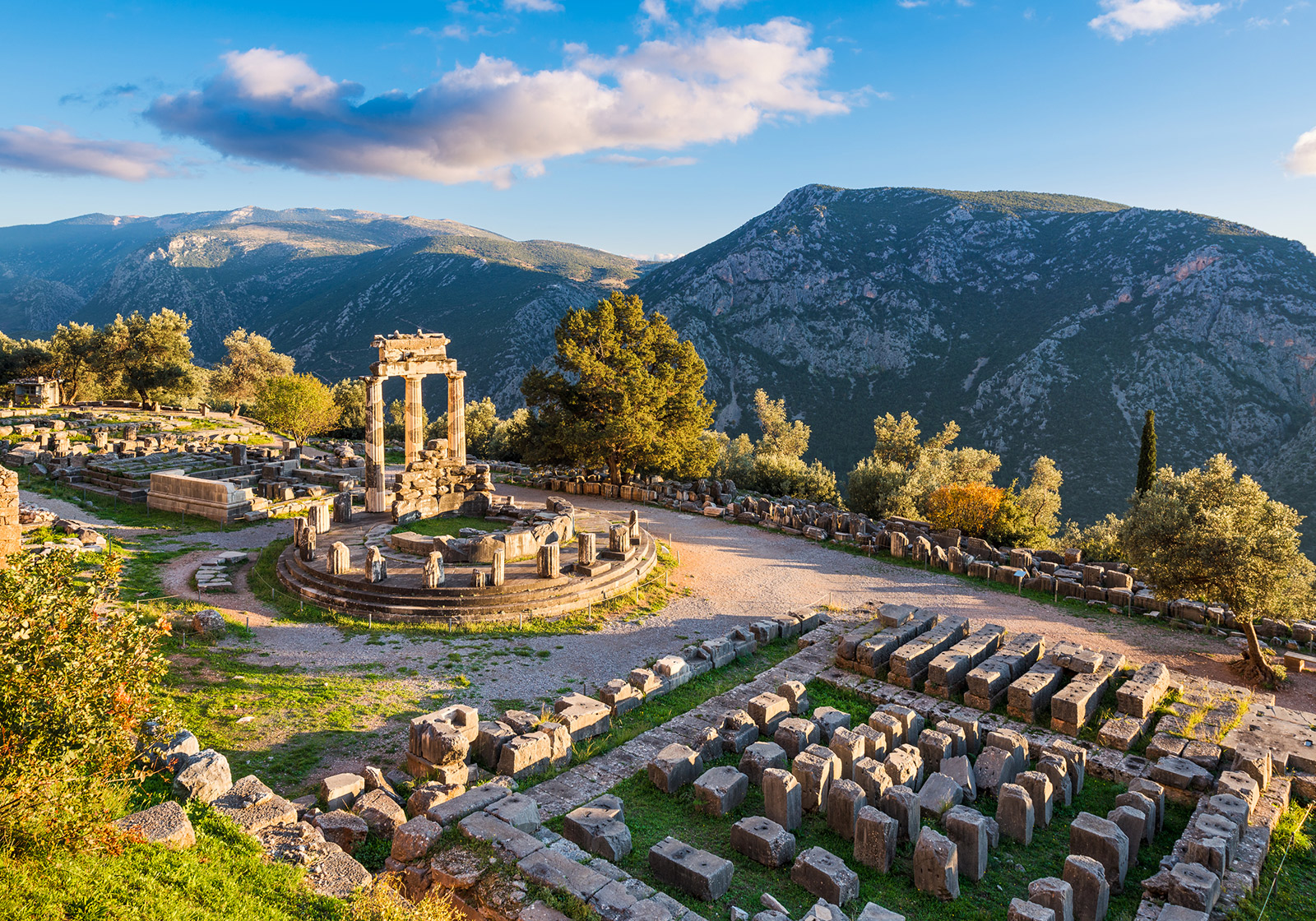 Delphi: Nơi Giao Thoa Giữa Thiên Nhiên Hùng Vĩ và Di Sản Đại Đồng Medusa