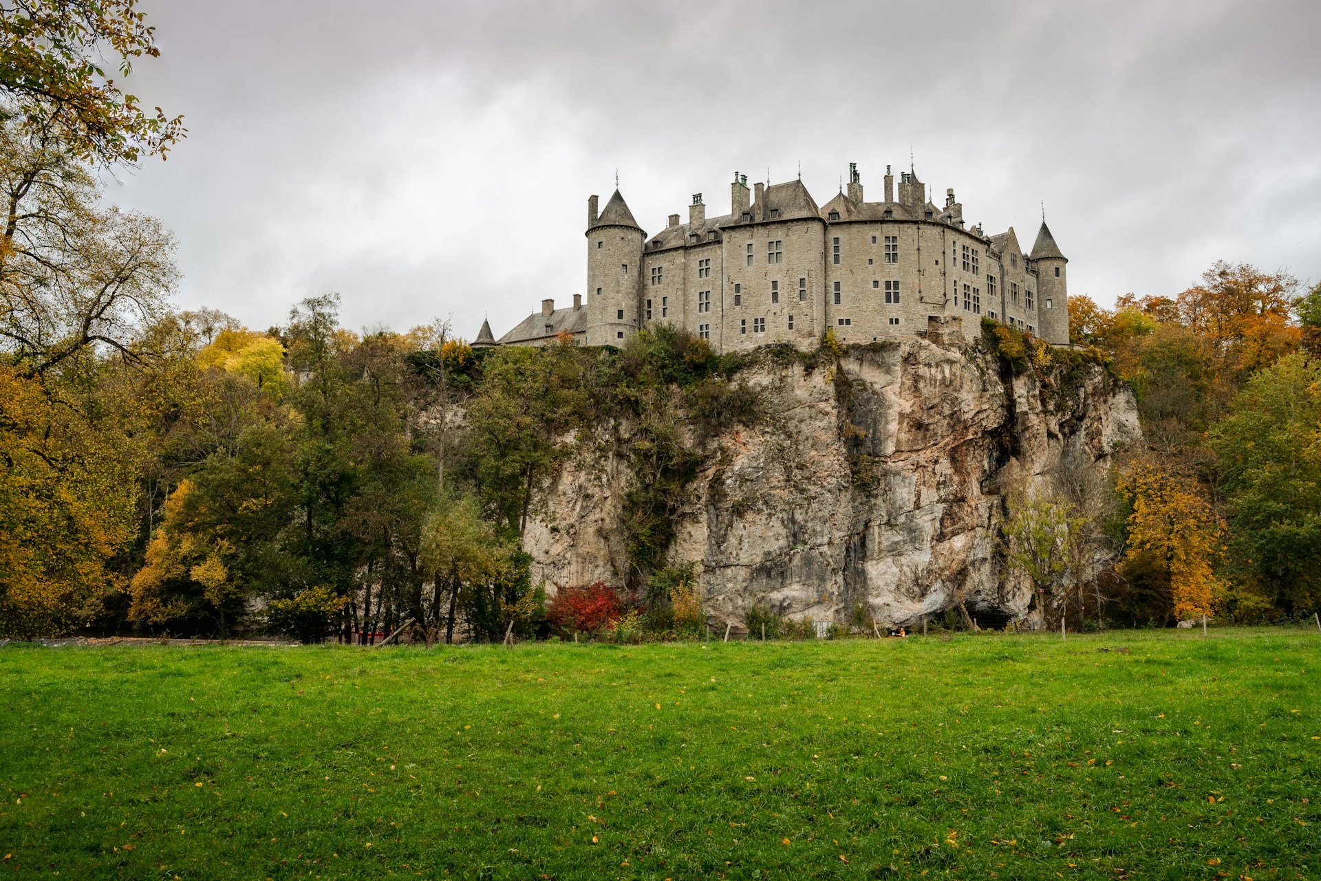 Dinant: Thành phố nhỏ nổi tiếng với ngọn núi đá và nhà thờ cao