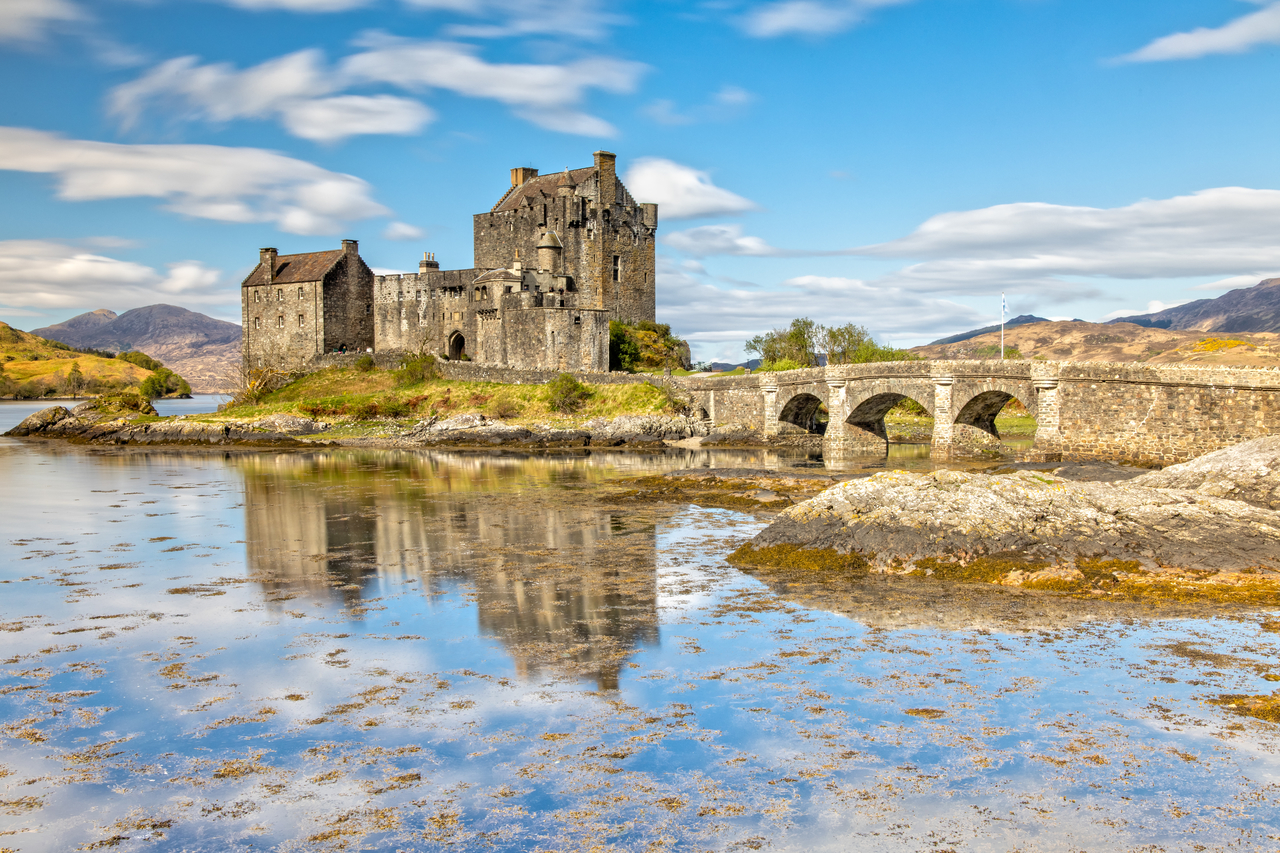 Lâu đài Eilean Donan: Biểu Tượng Lịch Sử và Vẻ Đẹp Hoang Sơ ở Scotland