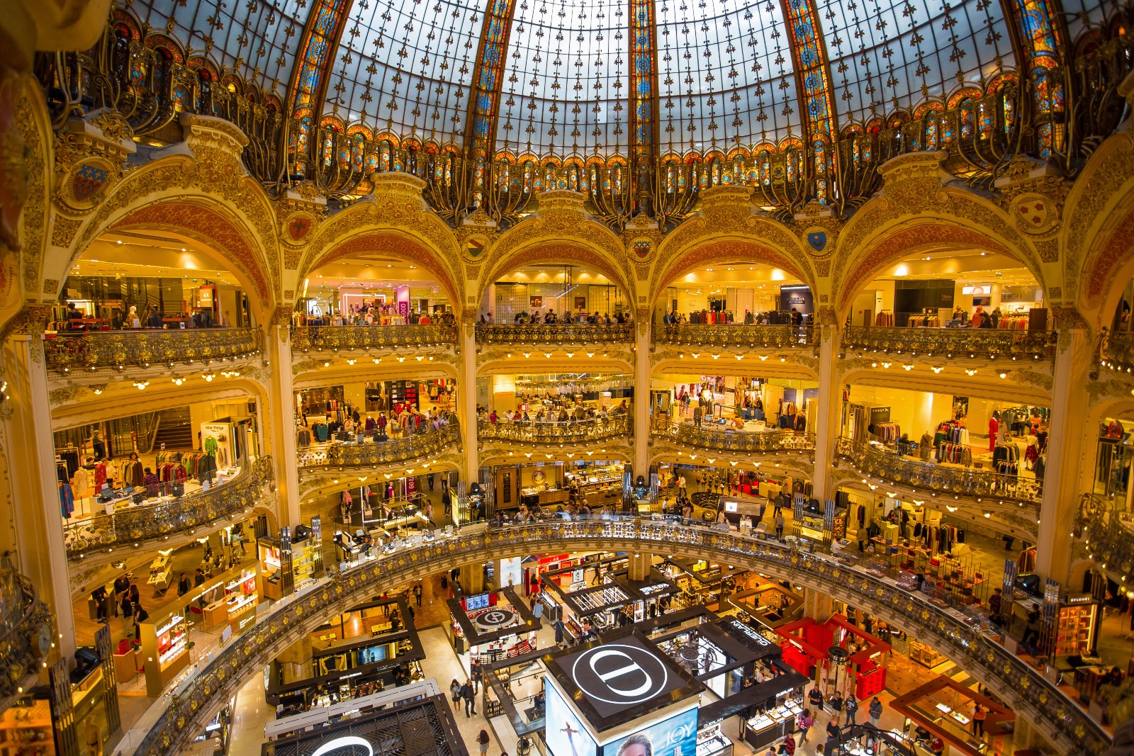 Galeries Lafayette: Tòa Lâu Đài Thời Trang và Ẩm Thực ở Paris