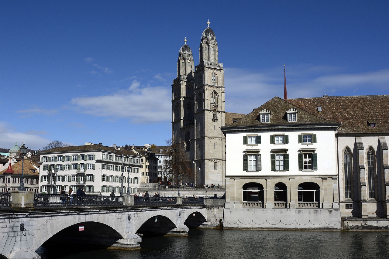 Bí ẩn và Vẻ Đẹp Cổ Kính: Khám Phá Grossmünster, Ngọc Lưng của Zurich