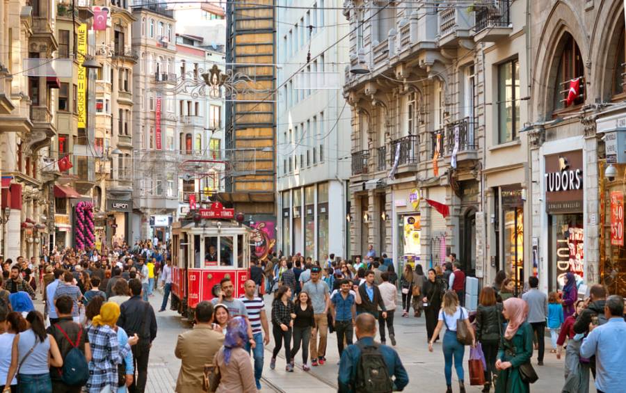 Istiklal Avenue: Lối Đi Bộ Sầm Uất và Đa Sắc Màu của Istanbul