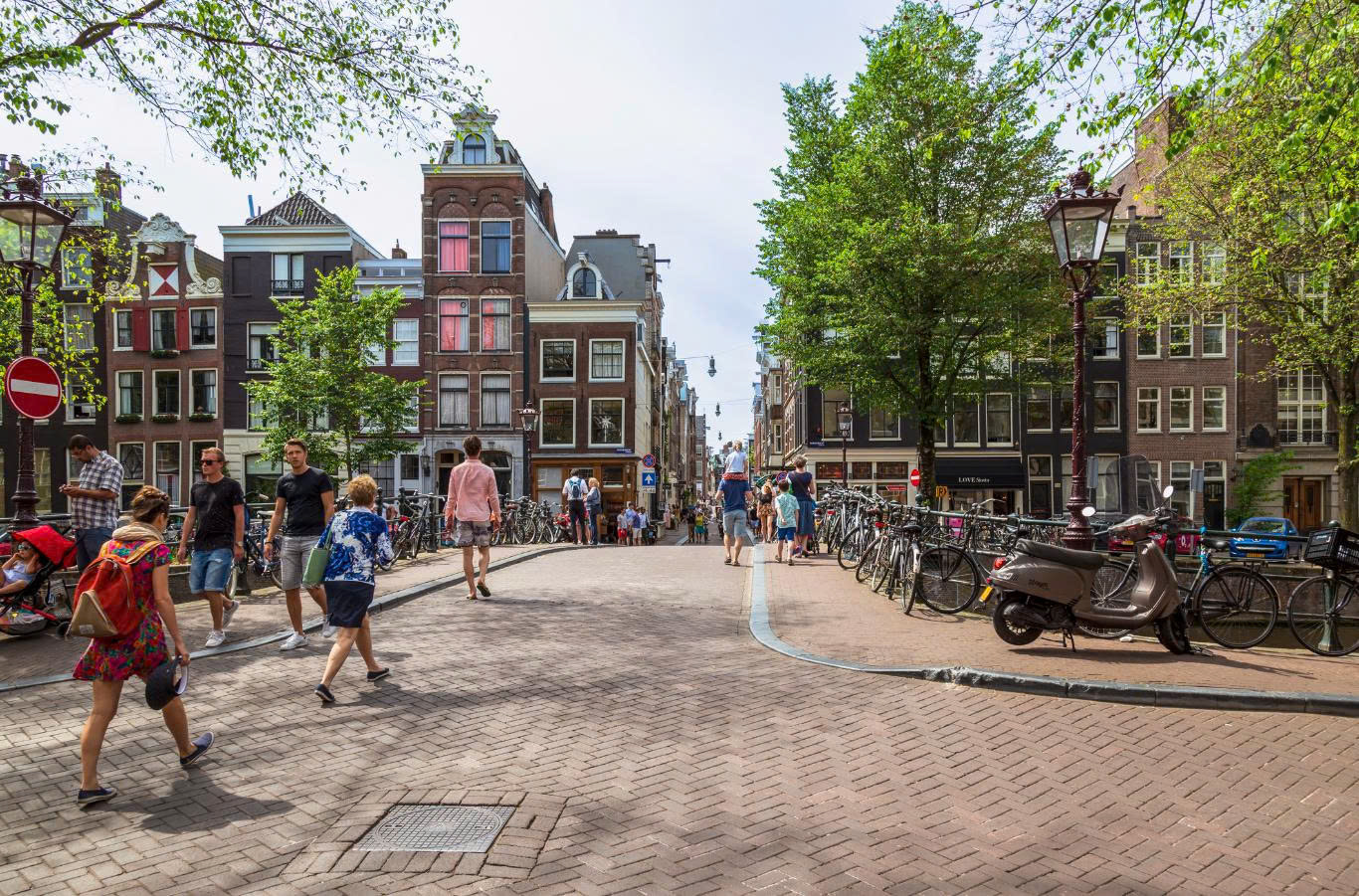 Khám Phá Sự Đa Dạng và Phong Phú Tại Khu Mua Sắm Negen Straatjes, Amsterdam