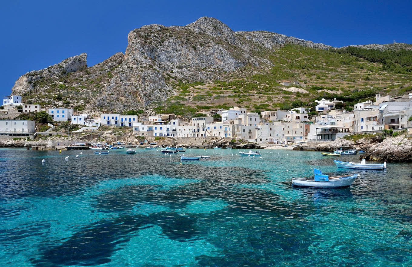 Levanzo: Hành Trình Đến Hòn Đảo Bí Ẩn của Egadi