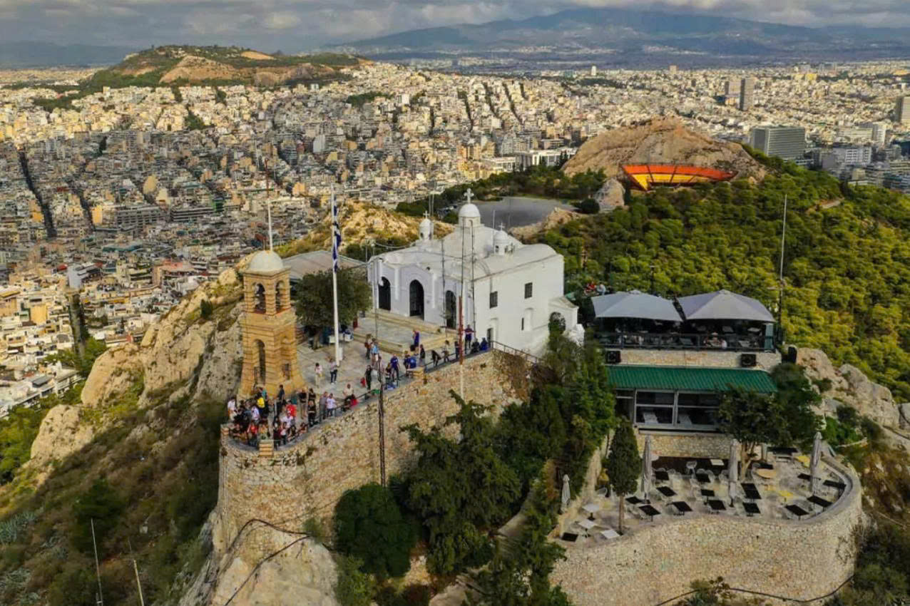 Thiên Đàng Lycabettus: Biểu Tượng Tình Yêu và Lịch Sử Ẩn Sau Đỉnh Đồi Athens