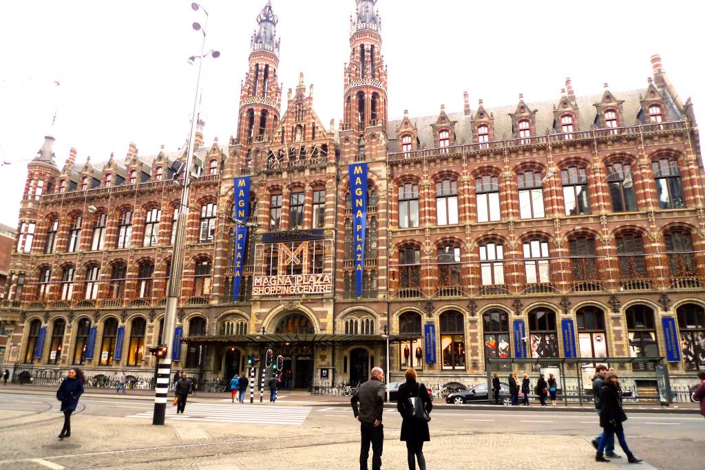 Magna Plaza: Biểu Tượng Kiến Trúc và Mua Sắm ở Trung Tâm Amsterdam