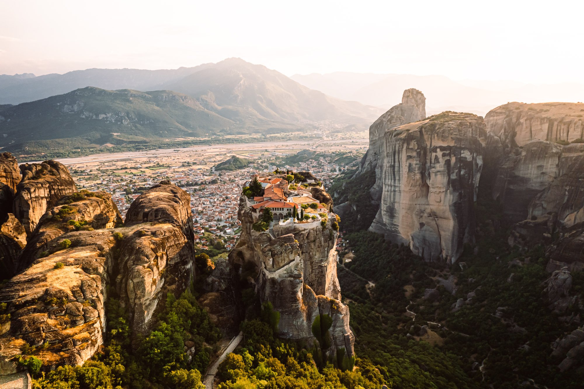 Khám Phá Vẻ Đẹp Ngất Ngây của Meteora, Thiên Đàng Trên Đỉnh Núi