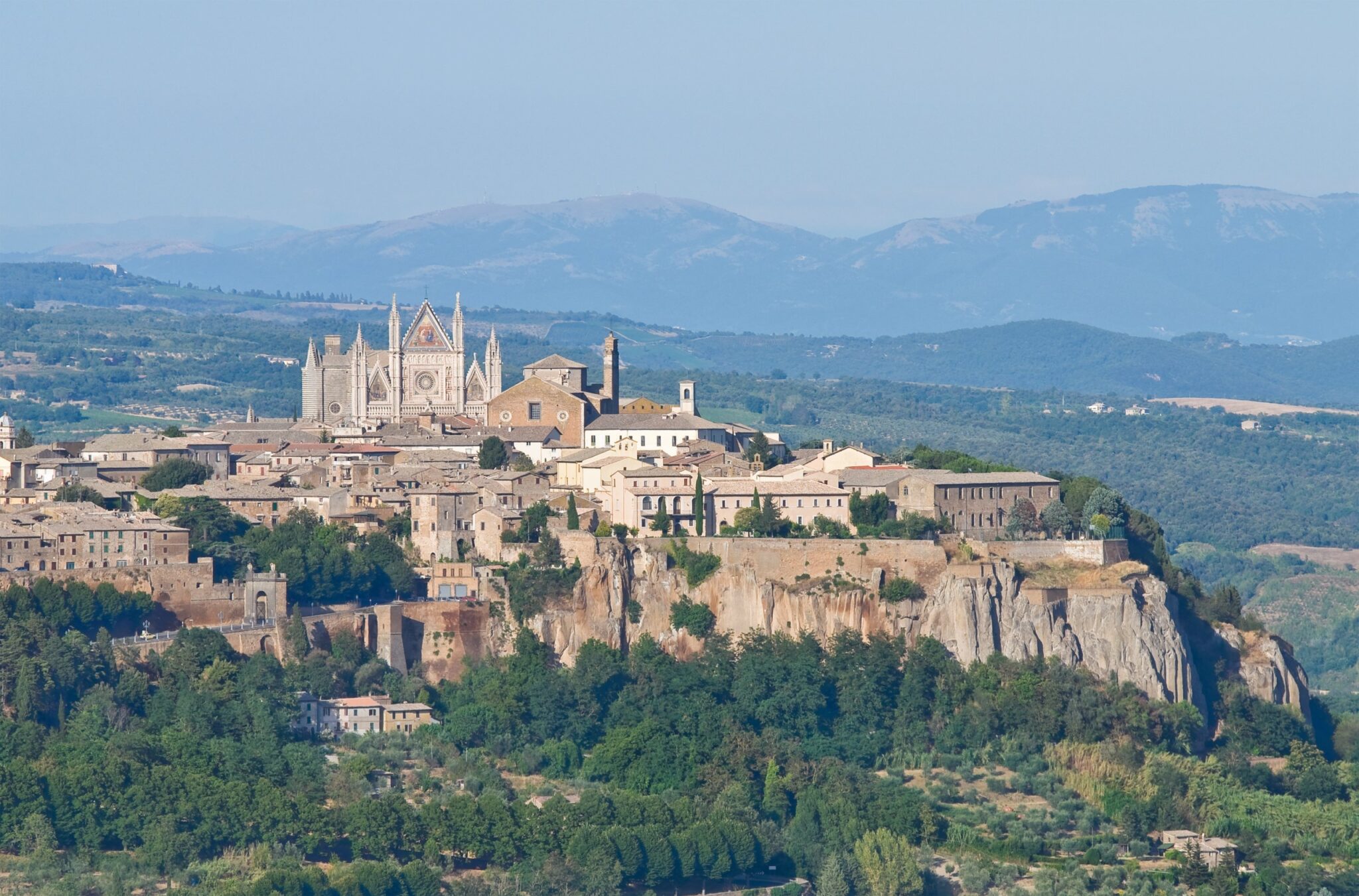 Orvieto: Hòn Đá Lịch Sử Trên Đỉnh Đồi Umbria