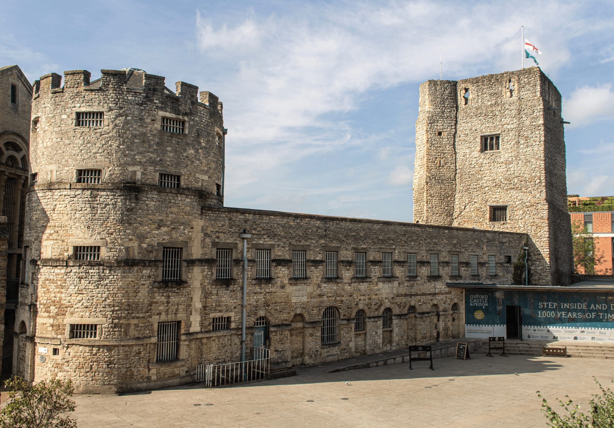 Oxford Castle & Prison: Khám Phá Di Sản Lịch Sử và Văn Hóa của Oxford