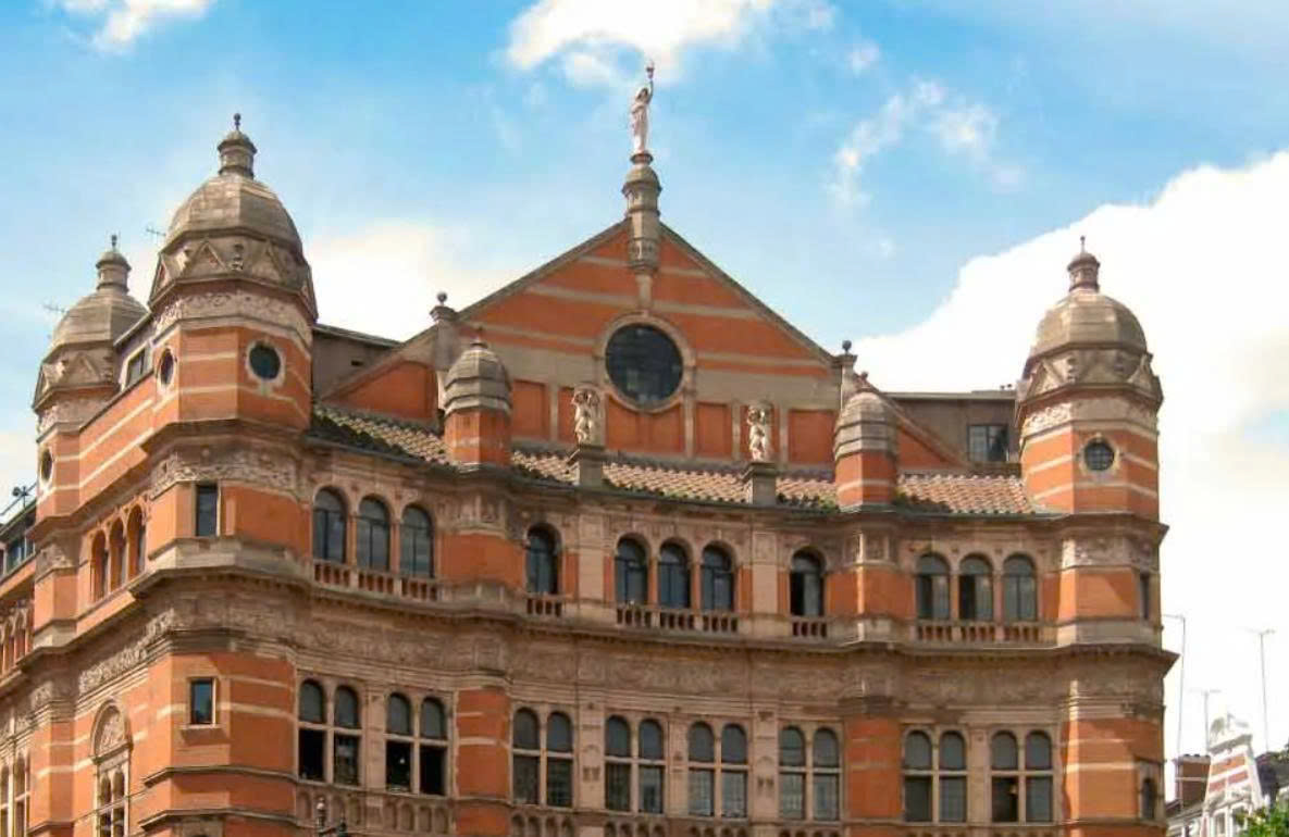 Mỹ Nhân Thanh Bình: Sân Khấu Lịch Sử tại Palace Theatre London