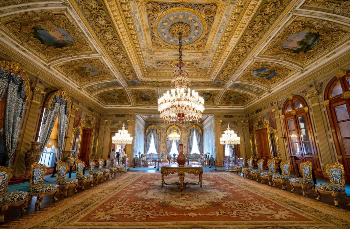 Dolmabahçe Palace: Lâu Đài Hoàng Gia Ảo Mộng của Istanbul