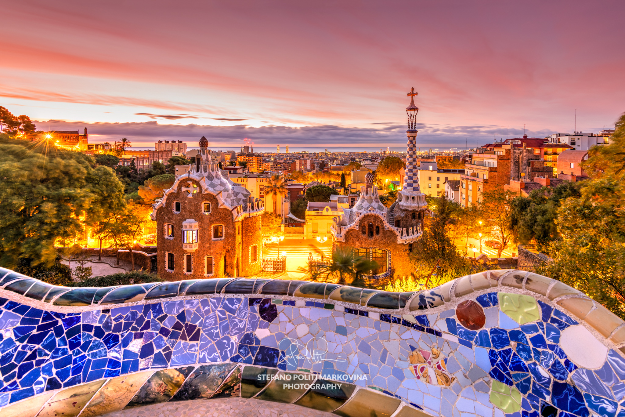 Khu vườn nghệ thuật Park Güell: Biểu tượng Kiến trúc và Màu sắc tại Barcelona