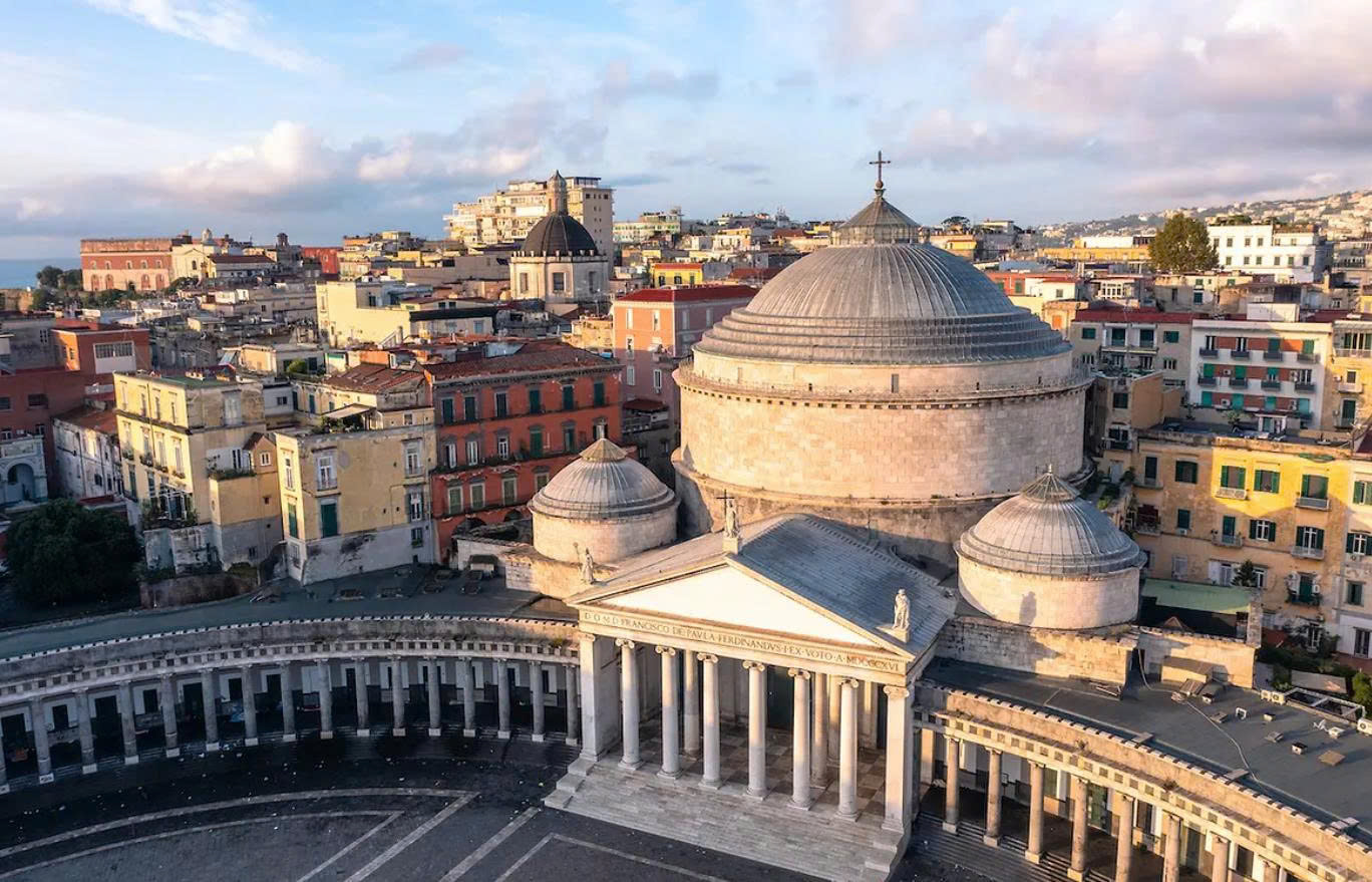 Piazza del Plebiscito: Khi Kiến Trúc và Lịch Sử Hòa Quyện Ở Napoli