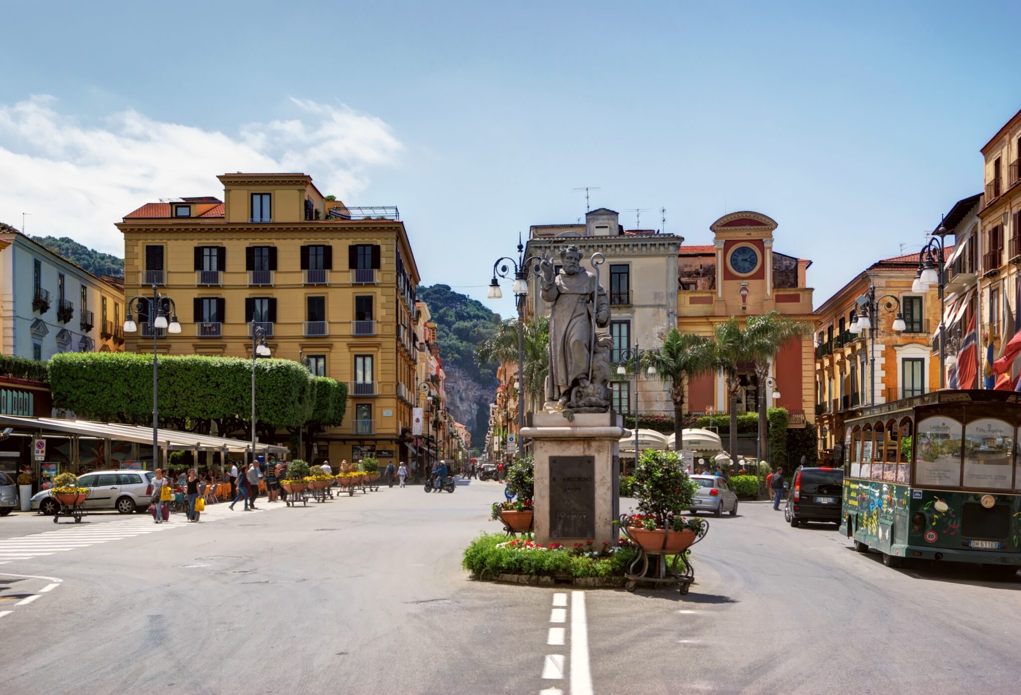 Điểm Hẹn Sôi Động: Piazza Tasso – Trái Tim Của Sorrento