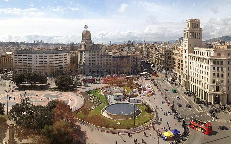 Quảng trường Plaça de Catalunya: Trái tim sôi động của Barcelona