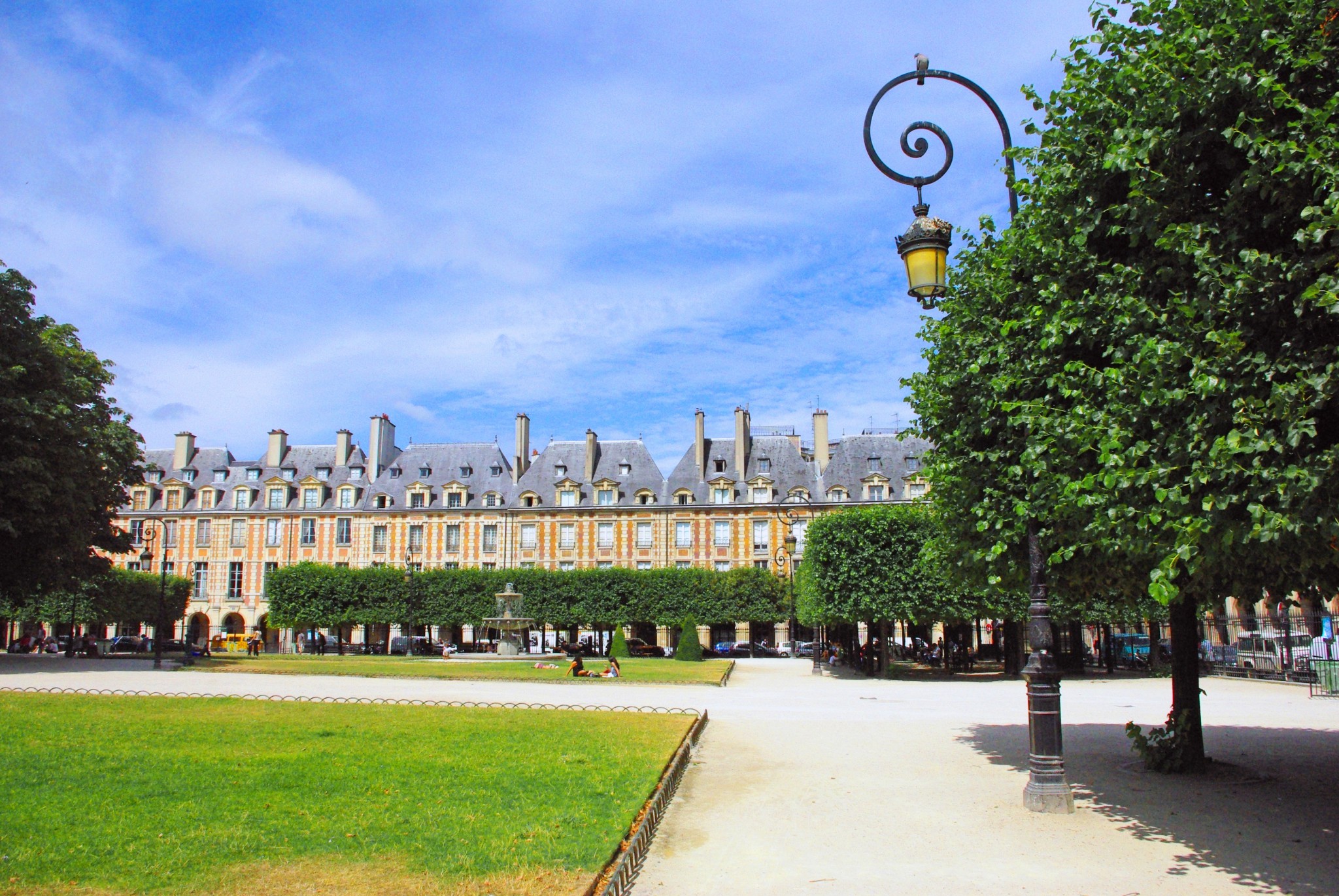 Sự Lãng Mạn và Lịch Sử Quảng Trường Place des Vosges: Ngôi Trường Diệu Kỳ ở Trái Tim Paris