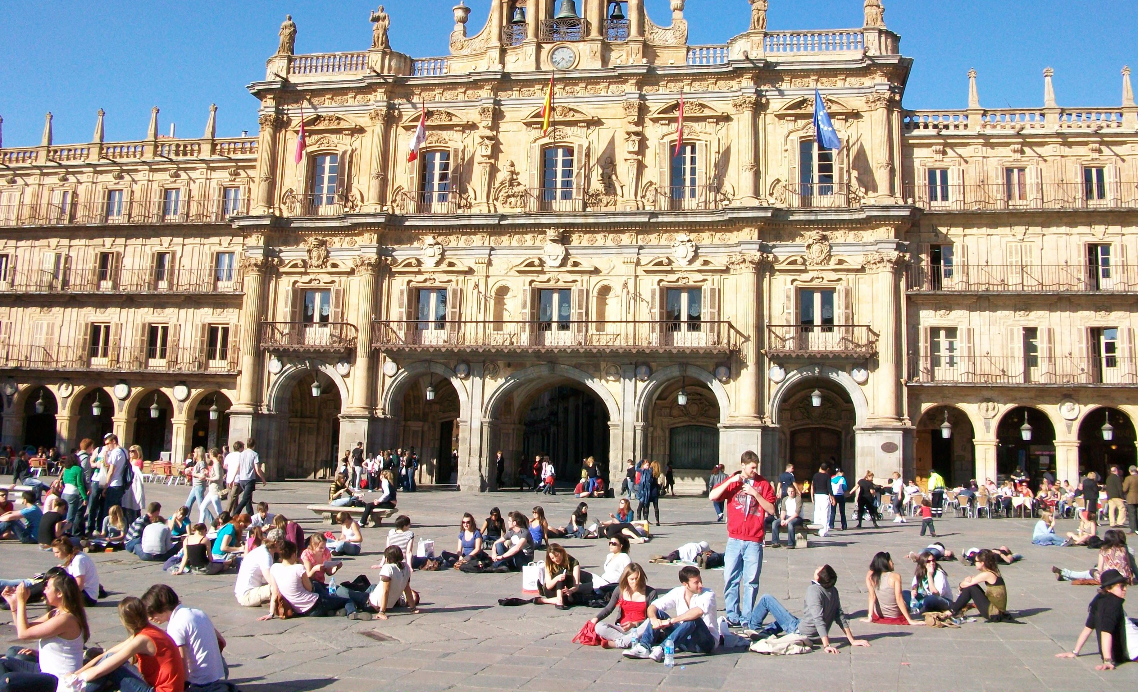 Plaza Mayor: Quảng trường Nổi Tiếng và Điểm Đến Số 1 ở Madrid