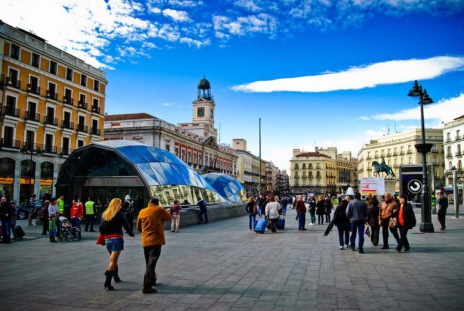 Trái Tim Sôi Động của Madrid: Khám Phá Puerta del Sol
