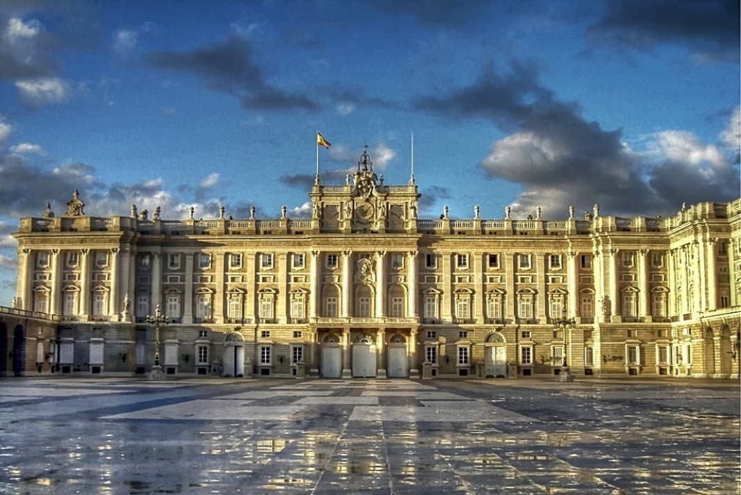 Royal Palace of Madrid: Biểu Tượng Kiến Trúc và Điểm Giao Cắt Lịch Sử