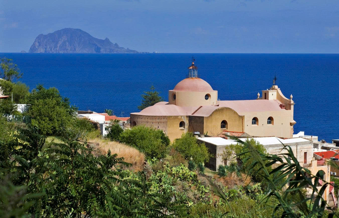 Salina: Hòn Đảo Xanh Mướt Trong Vòng Tay Biển Tyrrhenia