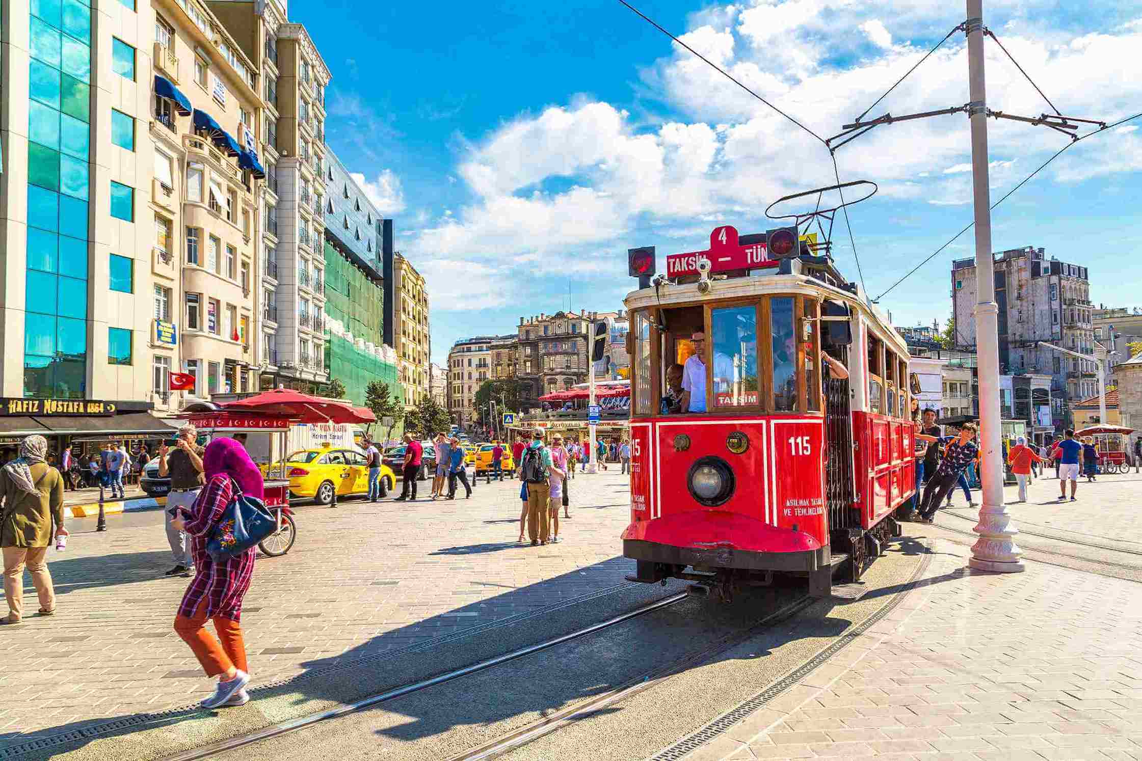 Taksim Square: Trái Tim Sôi Động của Istanbul