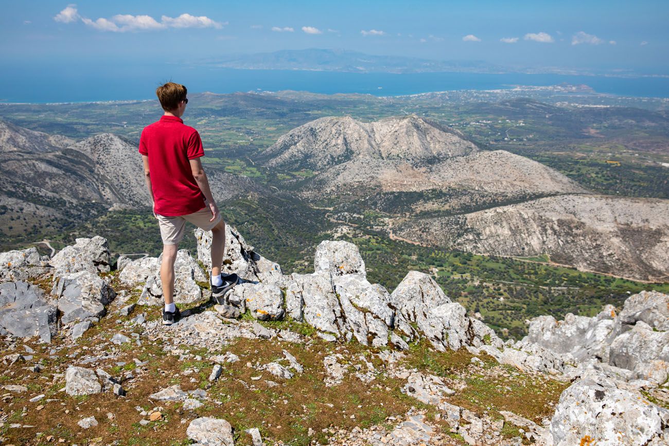 Thách Thức Đỉnh Cao Tại Núi Zas: Hành Trình Đến Ngôi Đền của Zeus trên Đảo Naxos