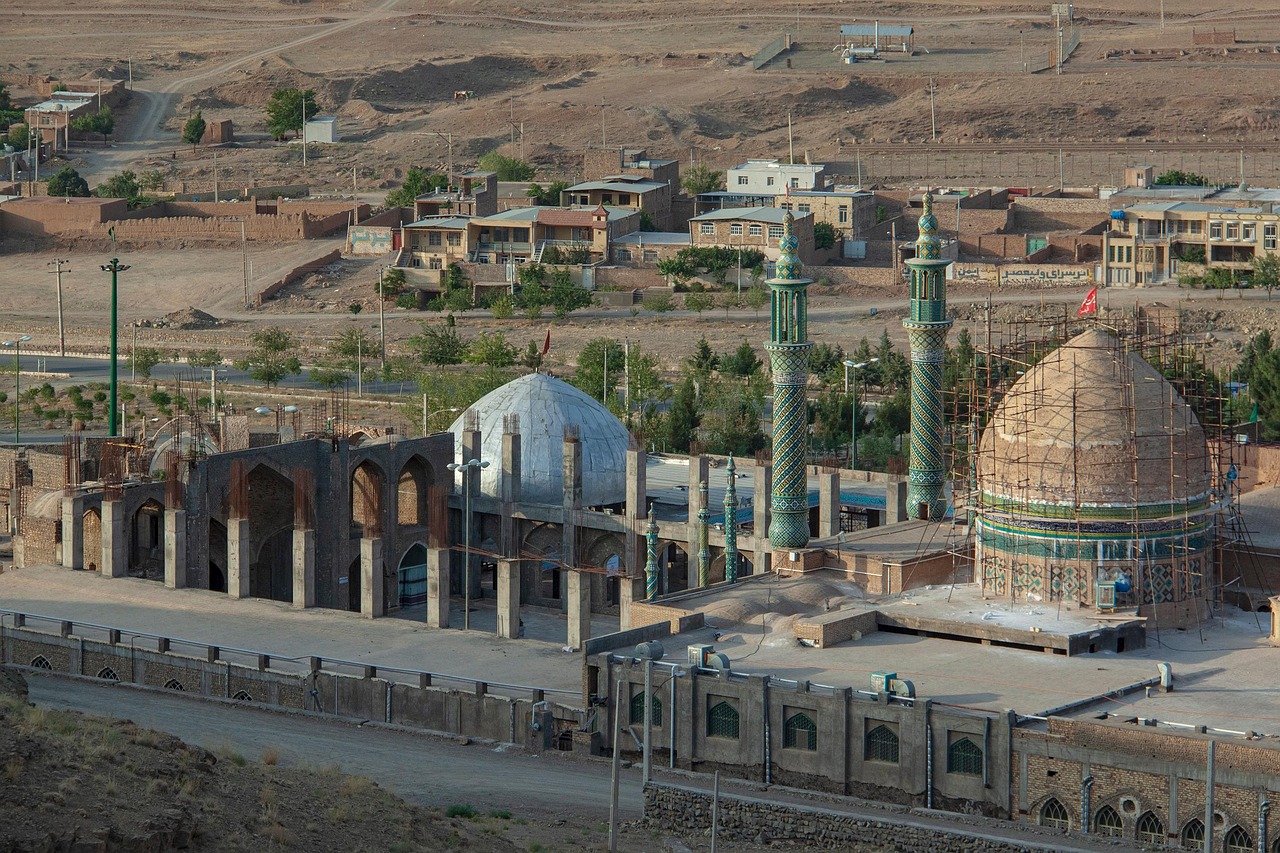 Mở Cánh Cổng Bí Ẩn: Hành trình 8 Ngày Phiêu Lưu Tại Ốc Đảo Garmeh và Sa Mạc Dasht-e Kavir, Iran