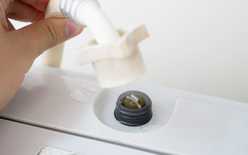 Cách vệ sinh van cấp nước máy giặt và van xả đúng cách, hoạt động bền bỉ