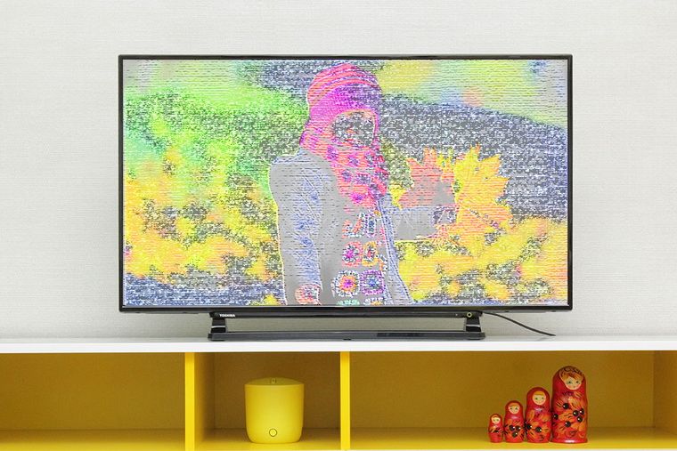 Tivi bị sọc đen ngang màn hình là lỗi gì? Khắc phục ra sao?