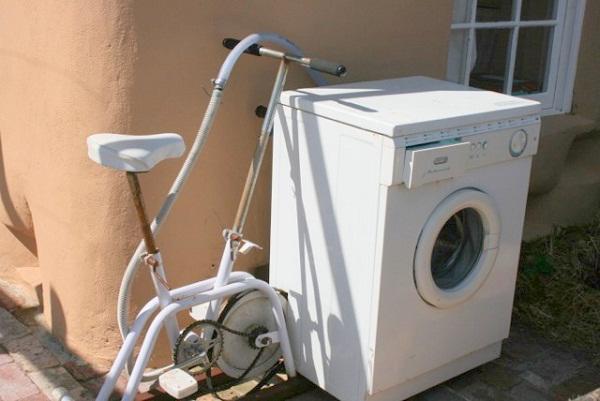 Máy giặt không cần cắm điện, tại sao không ?