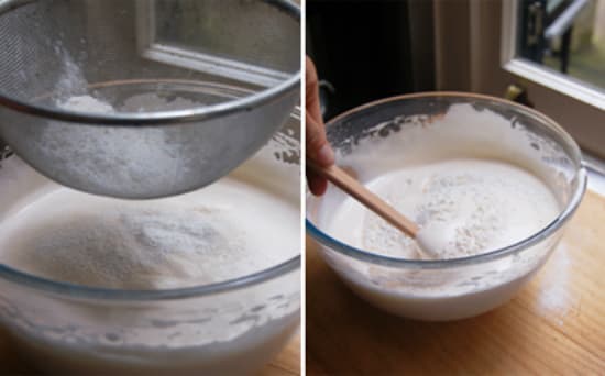 Trộn đều bột mì và bột bắp