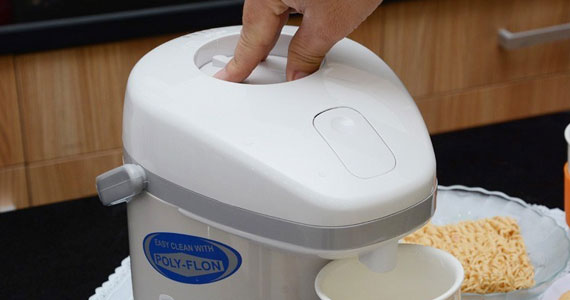 Nhấn bơm tay lấy nước