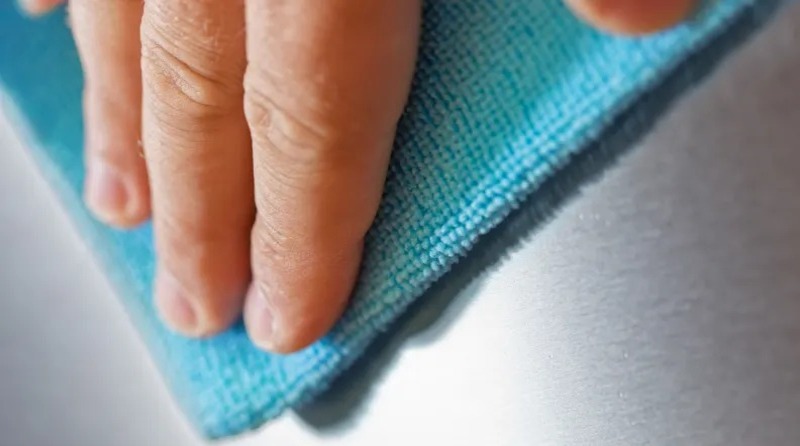 Cần lựa chọn 1 chiếc khăn vải mềm Cần lựa chọn 1 chiếc khăn vải mềm để lại màn hình Tivi