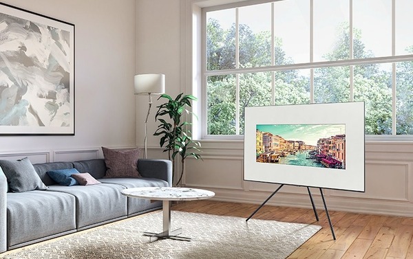 Chân đế Studio Stand cho cách trưng bày tivi mới lạ