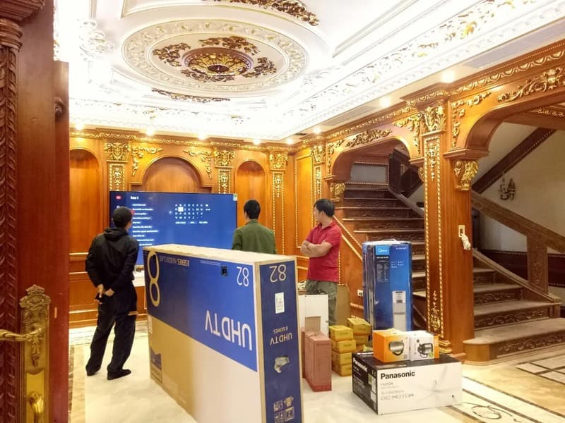 Đội ngũ kỹ thuật vận chuyển, lắp đặt tivi tại nhà cho quý khách