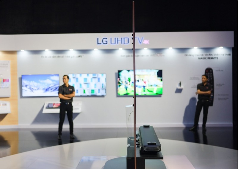 LG OLED W7 Signature sử dụng duy nhất 1 dây cáp mỏng và hoàn toàn trong suốt