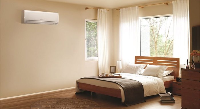 có nên lắp máy lạnh trên đầu giường