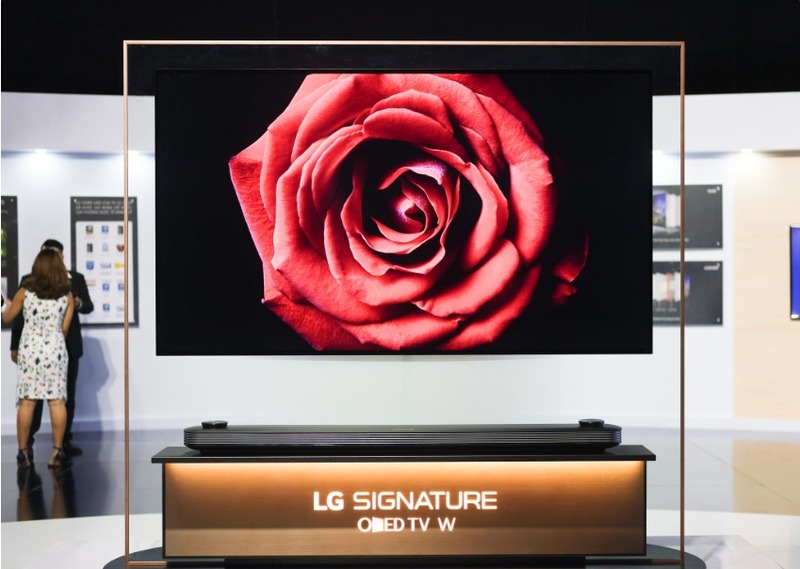 Bạn nên mua tivi LG OLED W7 Signature nếu mong muốn sở hữu một chiếc tivi hoàn hảo và có thể nâng t���m đẳng cấp cho không gian nhà