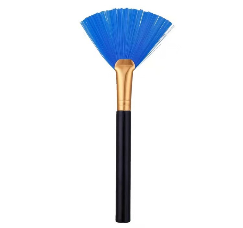 Một chiếc chổi nhỏ lông mềm để quét các góc viền Một chiếc chổi nhỏ lông mềm để quét các góc viền màn hình Tivi